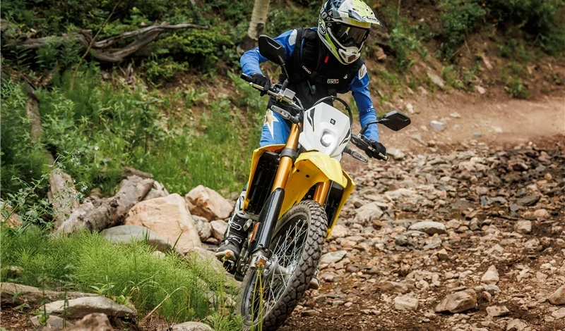 Suzuki DR-Z4S su strada