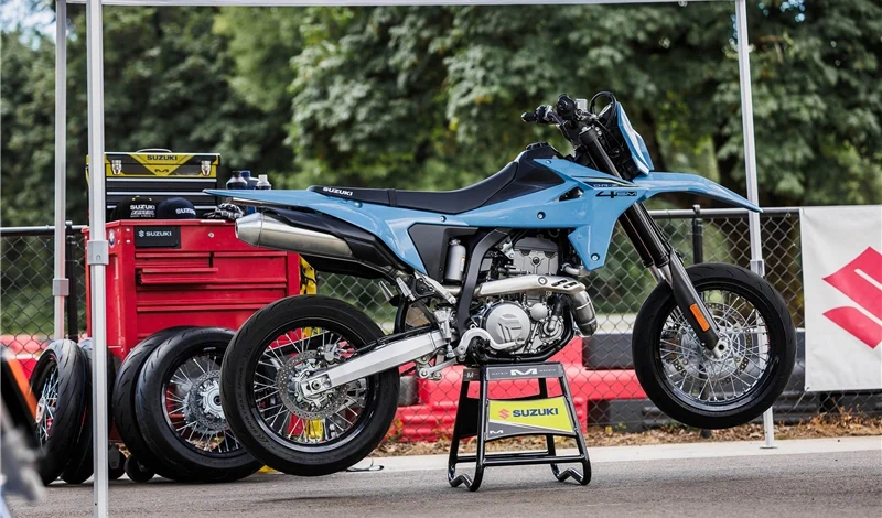 Suzuki DR-Z4SM su strada