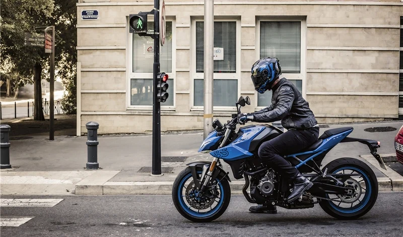Suzuki GSX-8S su strada