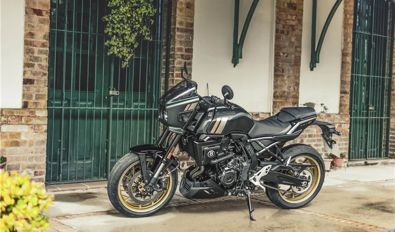 Suzuki GSX-8TT su strada